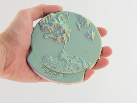 Real photo: Sorbet magnet tile of Golden Gate held in a hand